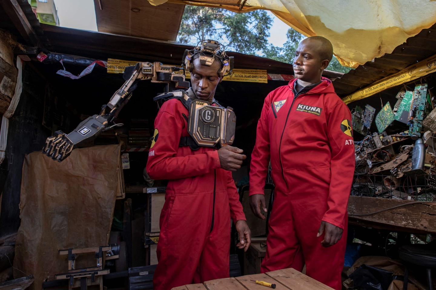 David Gathu e Moses Kiuna demonstra a operação de uma prótese biorrobótica — Foto: Tony KARUMBA / AFP