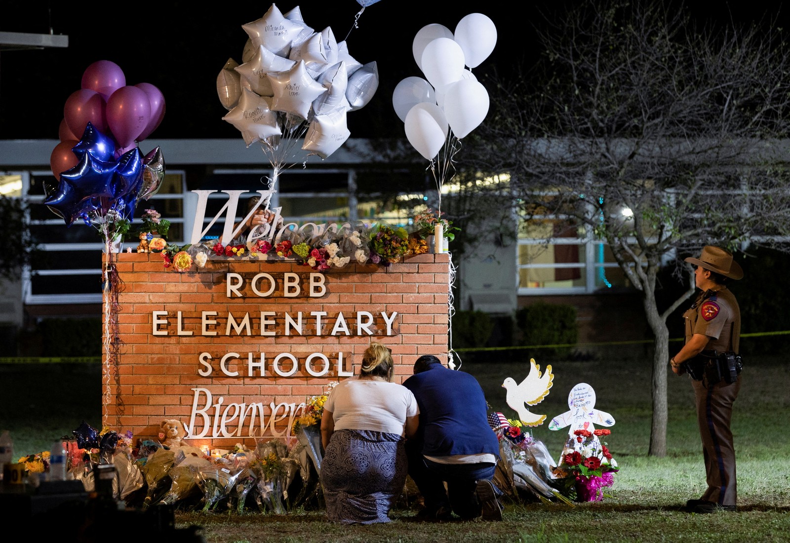 Comunidade local improvisou memorial na entrada da Robb Elementary School, onde um atirador de 18 anos matou mais de 20 pessoas e deixou vários feridos, em Uvalde, Texas, EUA — Foto: Nuri Vallbona / Reuters