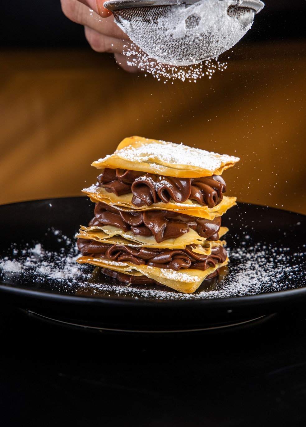 Mil-folhas de chocolate da chef Andréa Tinoco, do restaurante Pato com Laranja — Foto: Divulgação/Tomás Rangel