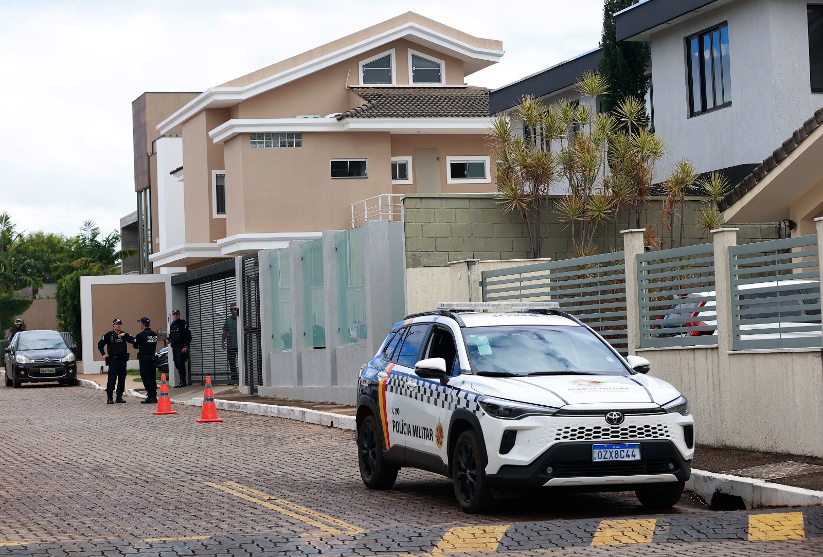 Condomínio de Bolsonaro orienta vizinhos a controlar visitas e evitar manifestações durante a prisão domiciliar do ex-presidente