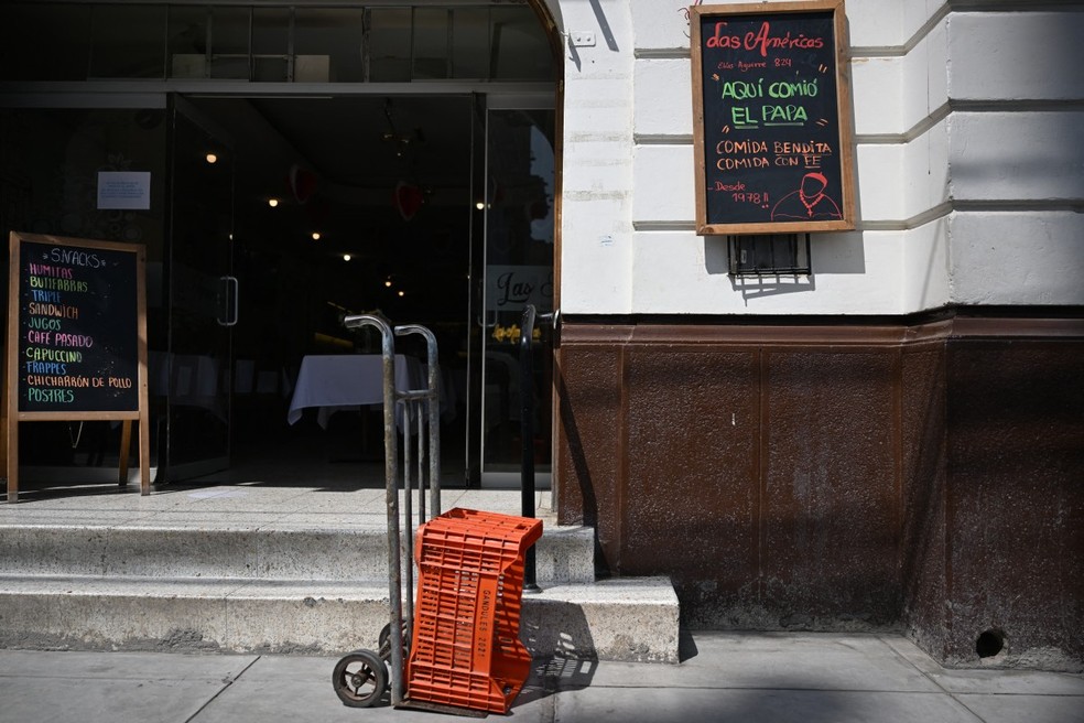 Uma placa com os dizeres "O Papa comeu aqui" é vista do lado de fora de um restaurante em Chiclayo, norte do Peru, em 9 de maio de 2025 — Foto: ERNESTO BENAVIDES / AFP