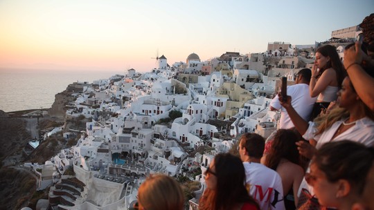 Santorini, a 'ilha do Instagram' da Grécia, está à beira da saturação turística; entenda