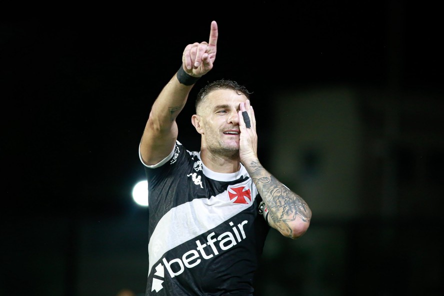 Vegetti faz Vasco virar sobre Santos com gol e assistência