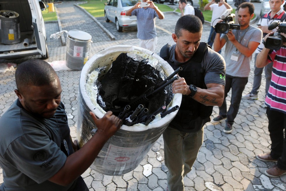 apreensão de 60 fuzis no aeroporto: RI Rio de janeiro (RJ) 01/06/2017 Policia civil apreende 60 fuzies junto a uma carga de aquecedor de piscina . A operação foi feita pelas delegacia de Carga e desarme no aeroporto internacional do Rio de Janeiro — Foto: Foto Domingos Peixoto / Agência o Globo