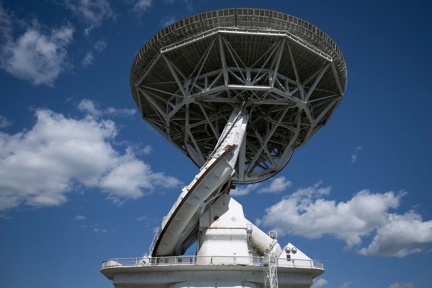 Se existir vida inteligente além da Terra, há uma boa chance de que as equipes que analisam os dados da maior instalação de radioastronomia totalmente dirigível do mundo sejam as primeiras a saber.