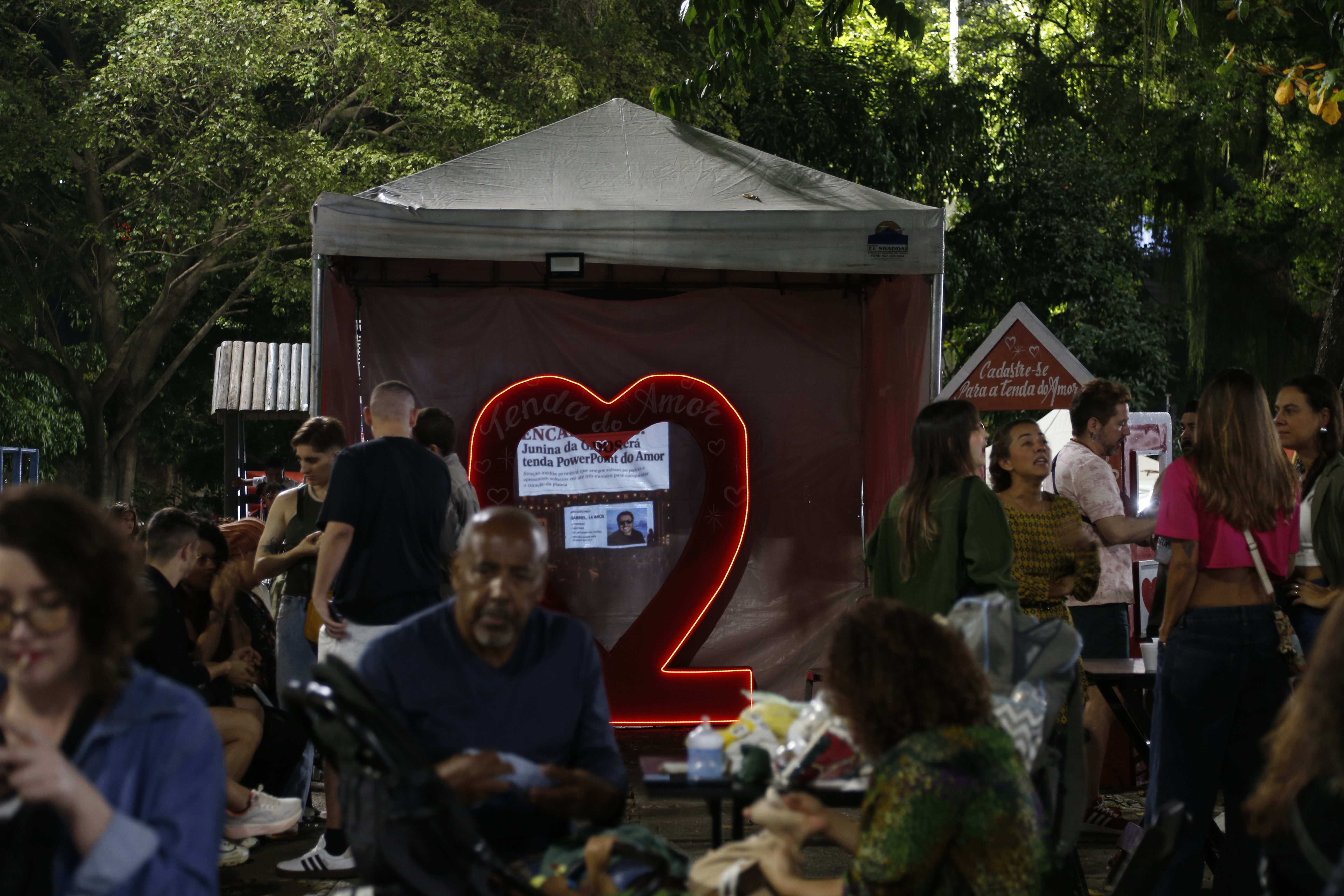 Tenda do amor vira esperança para solteiros no ‘arraiá dos encalhados’