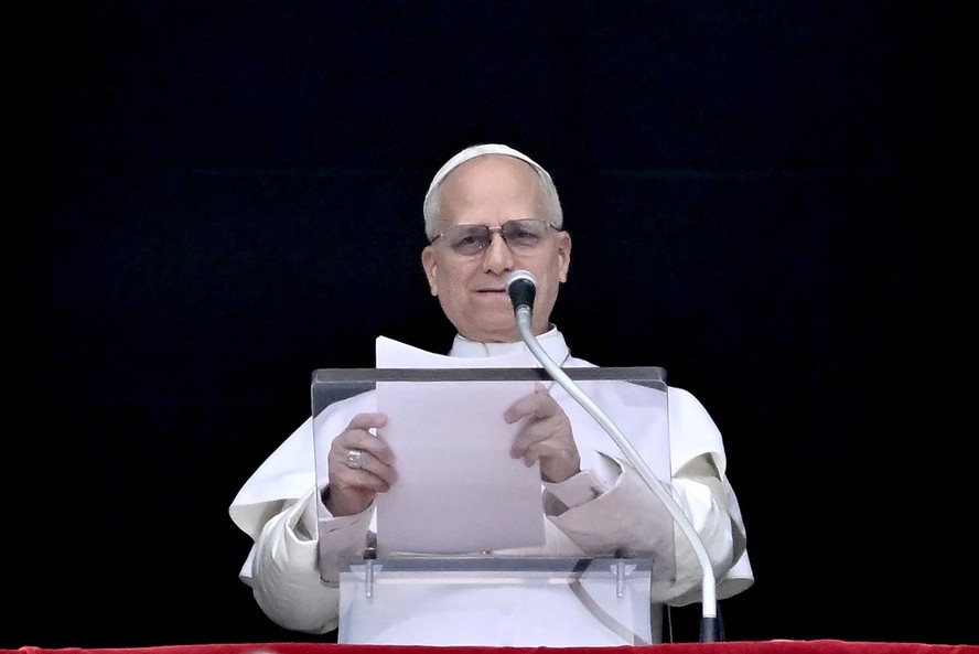 Papa Leão XIV discursa para a multidão da janela do Palácio Apostólico com vista para a Praça de São Pedro durante a oração Regina Caeli no Vaticano, em 12 de abril de 2026