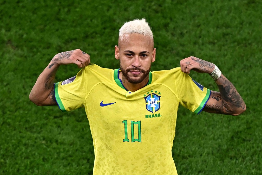 Neymar com a camisa da sele&ccedil;&atilde;o brasileira &mdash; Foto: Anne-Christine POUJOULAT / AFP