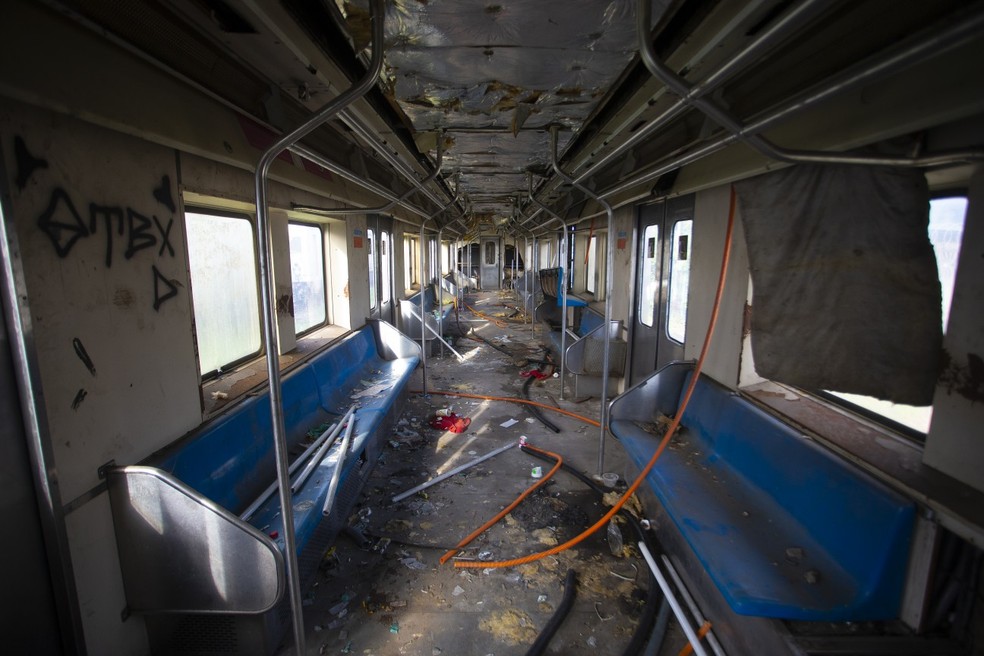 Perigo. Vagões abandonados e sem portas podem abrigar usuários de drogas — Foto: Domingos Peixoto