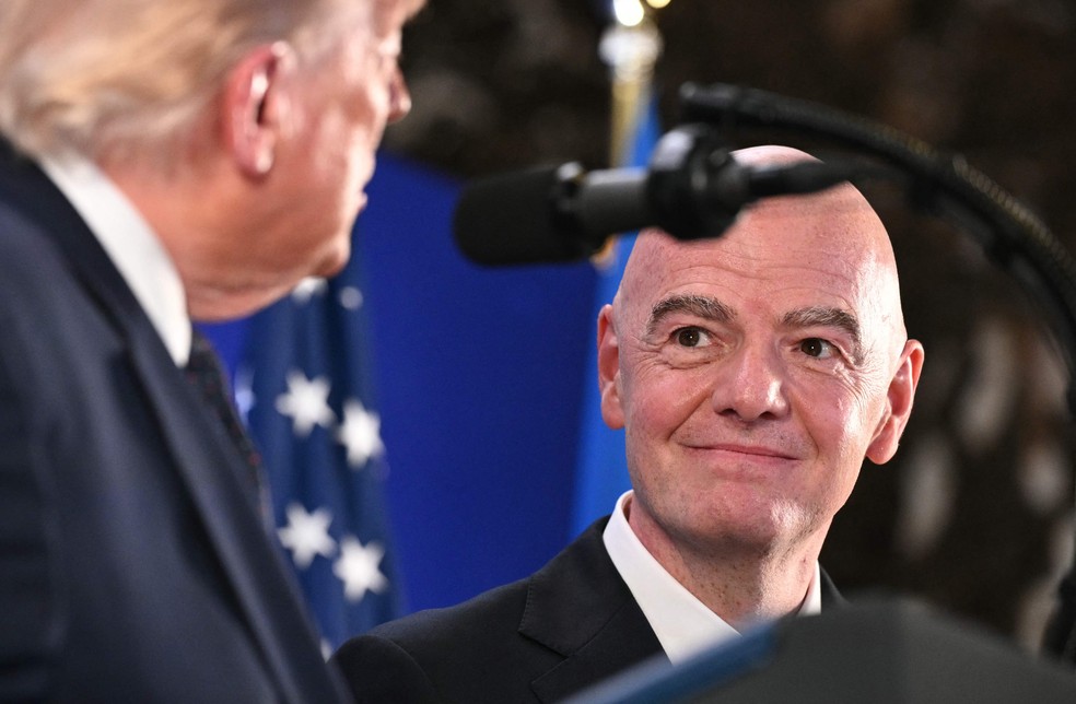 Infantino olhando para Trump em evento na Trump Tower, realizado nesta sexta-feira — Foto: Mandel NGAN/AFP