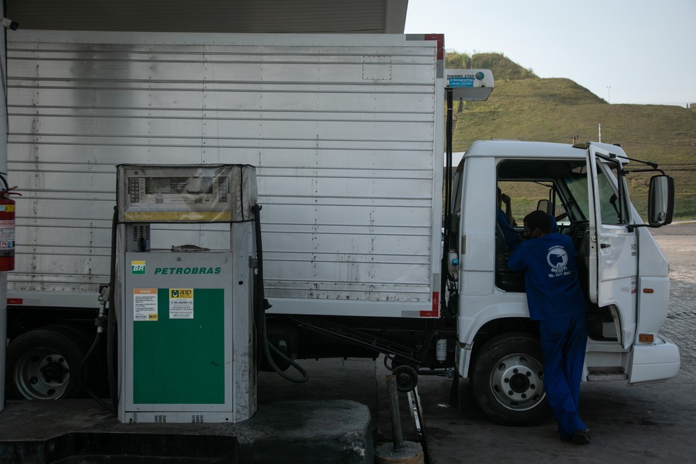 Caminhão em posto de combustível — Foto: Edilson Dantas / Agencia O Globo