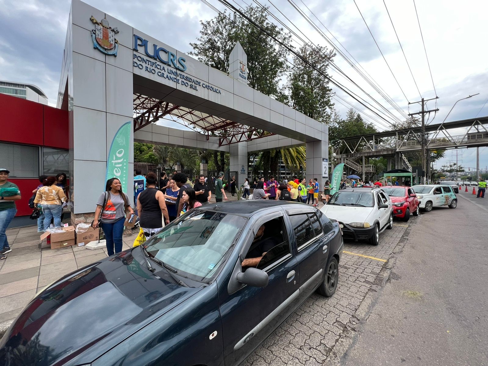 Estudantes fazem fila em porta da PUC-RS onde acontecem as provas do Enem — Foto: Patrícia Comunello
