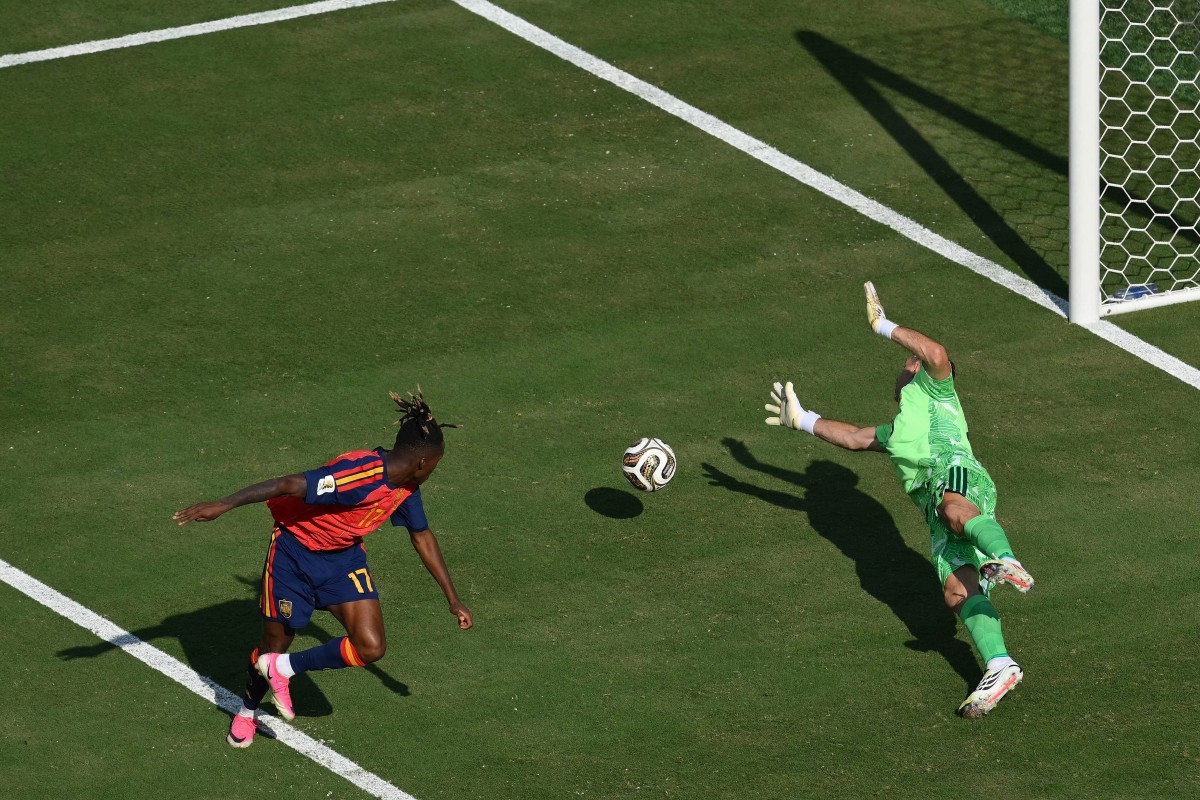 O atacante espanhol nº 17 Nico Williams (E) chuta para marcar um gol passando pelo goleiro argentino nº 23 Emiliano Martinez, antes do gol ser anulado por uma falta na jogada, durante a final da Copa do Mundo de Futebol de 2026 entre Espanha e Argentina — Foto: PAUL ELLIS / AFP