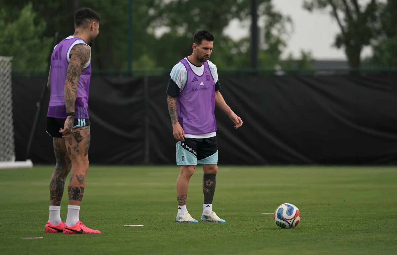 Messi volta a treinar com bola e se aproxima de retorno na Argentina