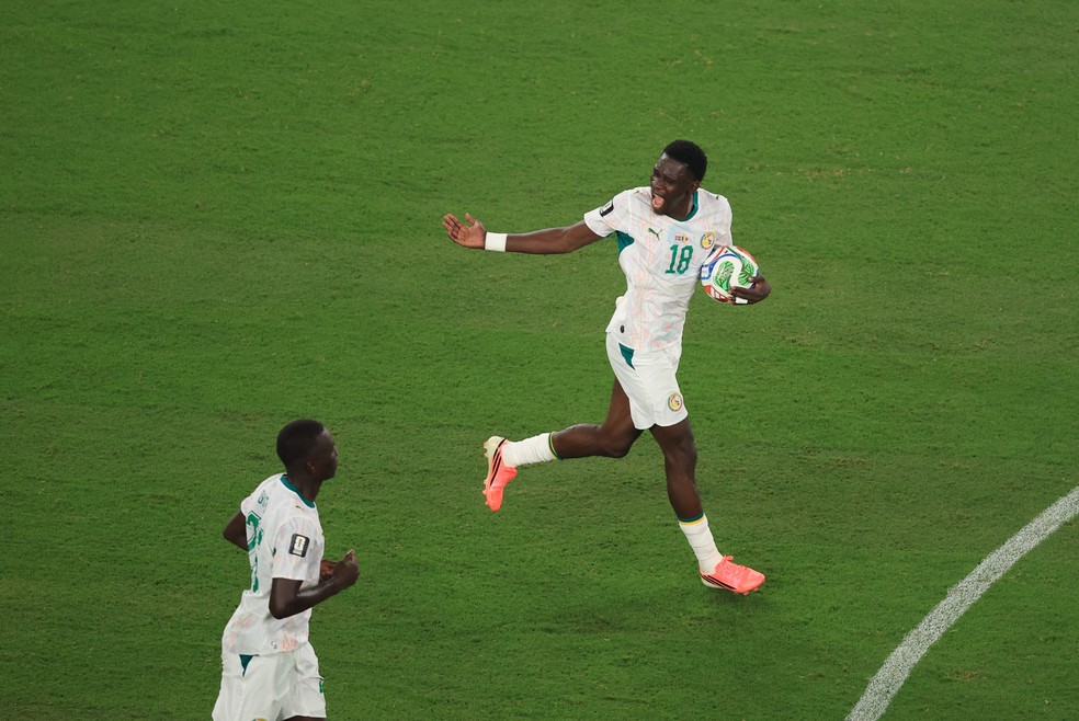 Ismail Sarr diminui para o Senegal, em duelo com a Noruega — Foto: Timothy A. CLARY / AFP