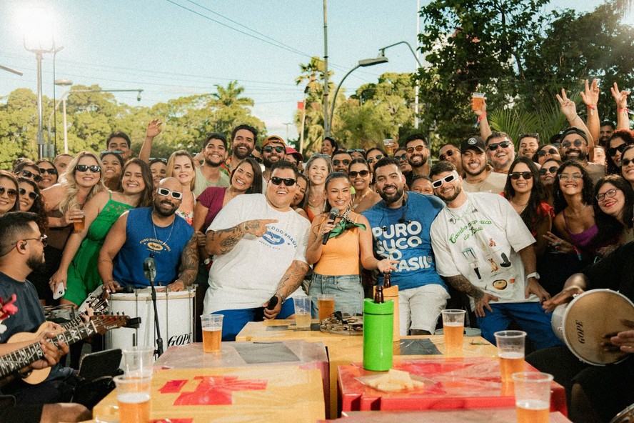 Grupo Menos é Mais e Simone Mendes gravaram 'P do pecado' — Foto: Divulgação
