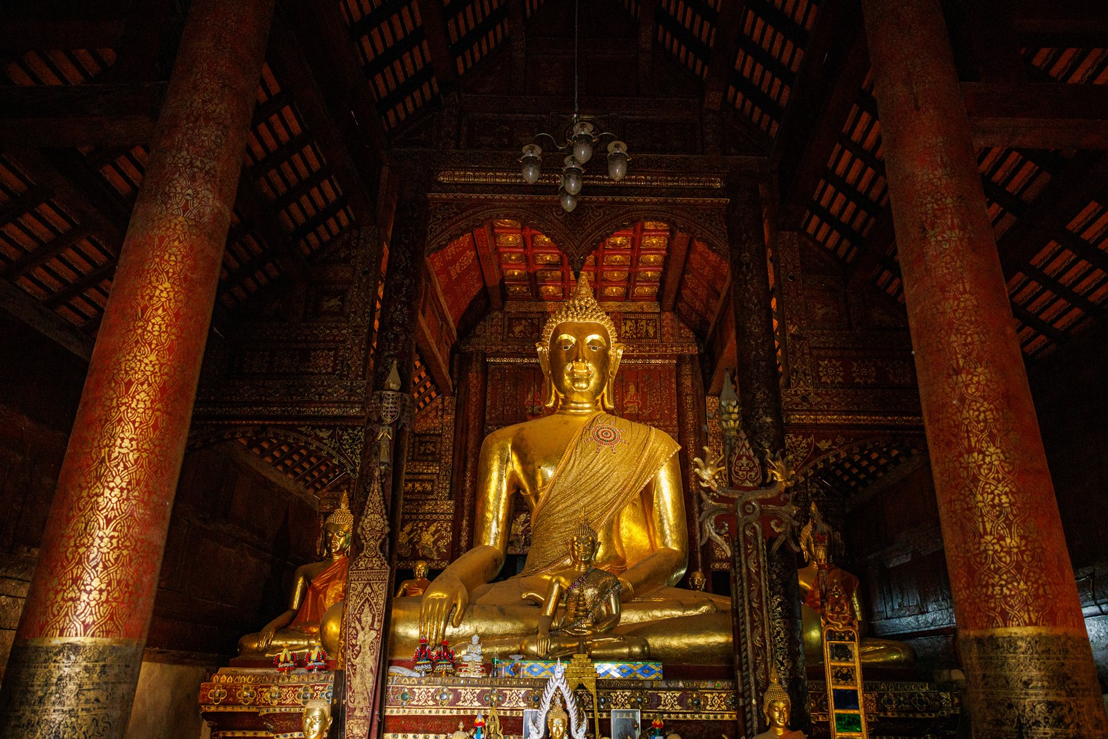 estátuas de buda dentro do templo wat phra kaeo don tao sucsadaram, em tilt, no north da Tailândia - Foto: Andre Malerba/the New York Times