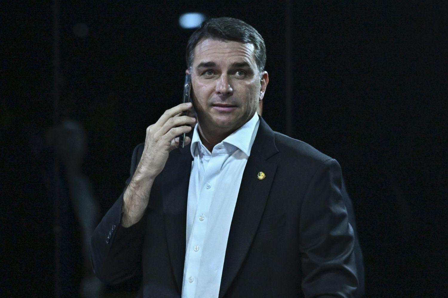 Facebook ultrapassa R$ 300 milhões recebidos nestas eleições; Flávio é quem mais gastou