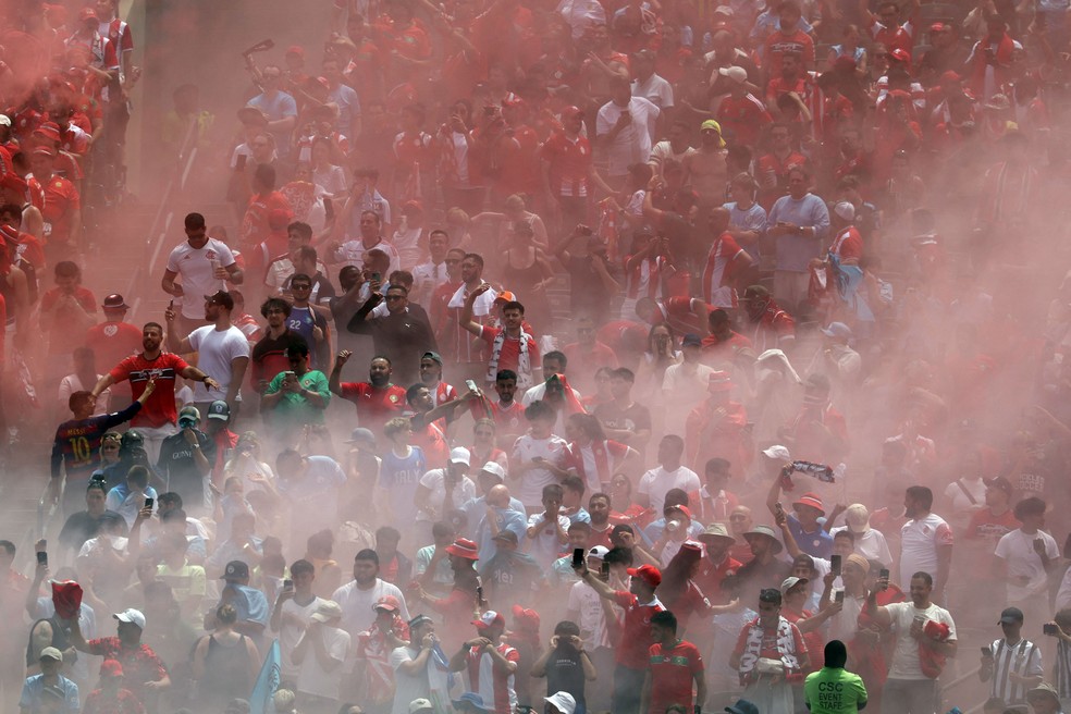 Torcida do Wydad Casablanca com sinalizadores