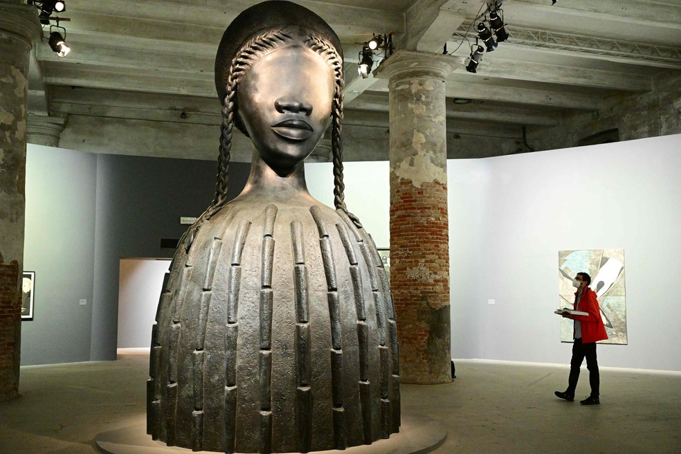 A escultura de bronze 'Brick House' (2019), da artista americana Simone Leigh, fotografada na abertura para a imprensa da 59ª Bienal de Veneza AFP — Foto:         