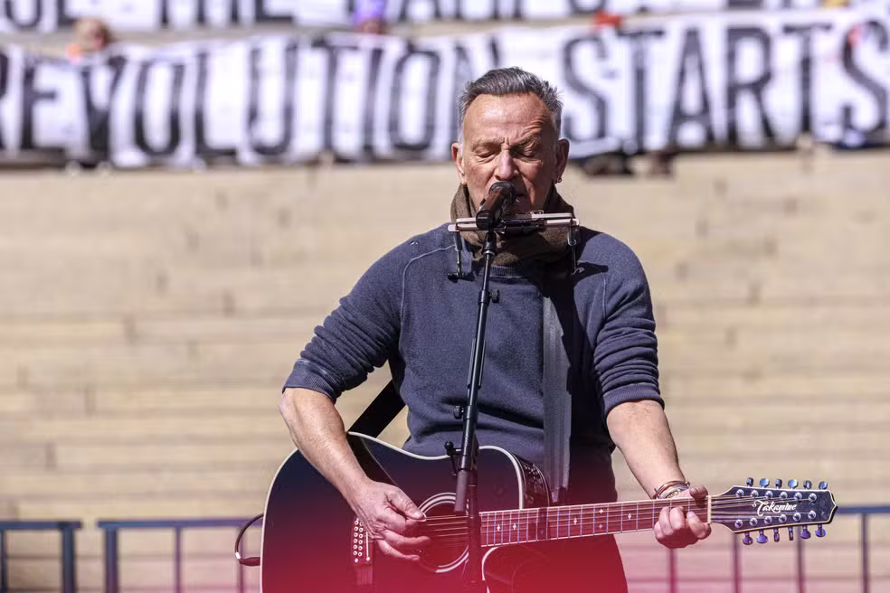 Bruce Springsteen canta do lado de fora do Capitólio do Estado de Minnesota durante o dia nacional de protesto "No Kings" em Saint Paul, Minnesota, em 28 de março de 2026 — Foto: Kerem Yucel / AFP