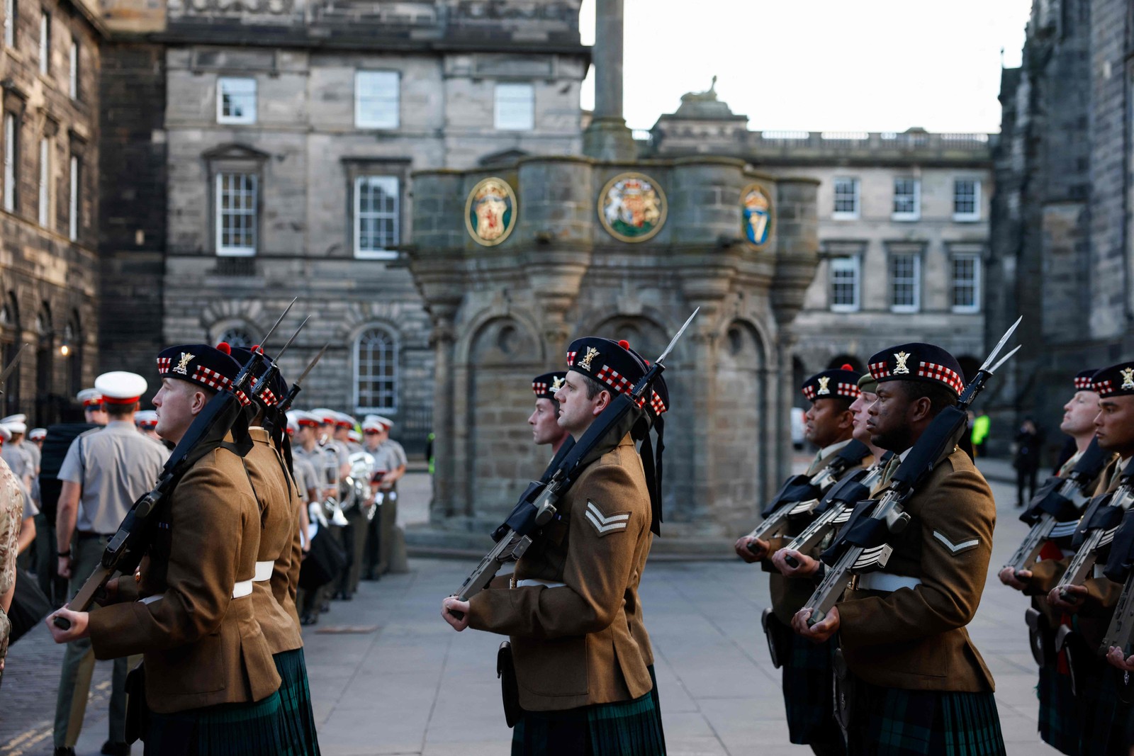Membros do Regimento Real da Escócia marcham em frente à Catedral de Saint Giles, em Edimburgo, para onde o corpo da Rainha Elizabeth II será levado no dia 12 de setembro — Foto: Odd Andersen/AFP