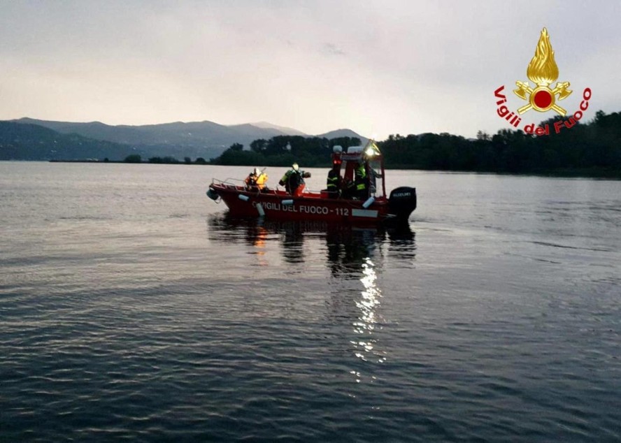 Quatro pessoas morreram quando um barco que transportava turistas virou no Lago Maggiore com ventos fortes, informou o corpo de bombeiros da Itália em 29 de maio de 2023
