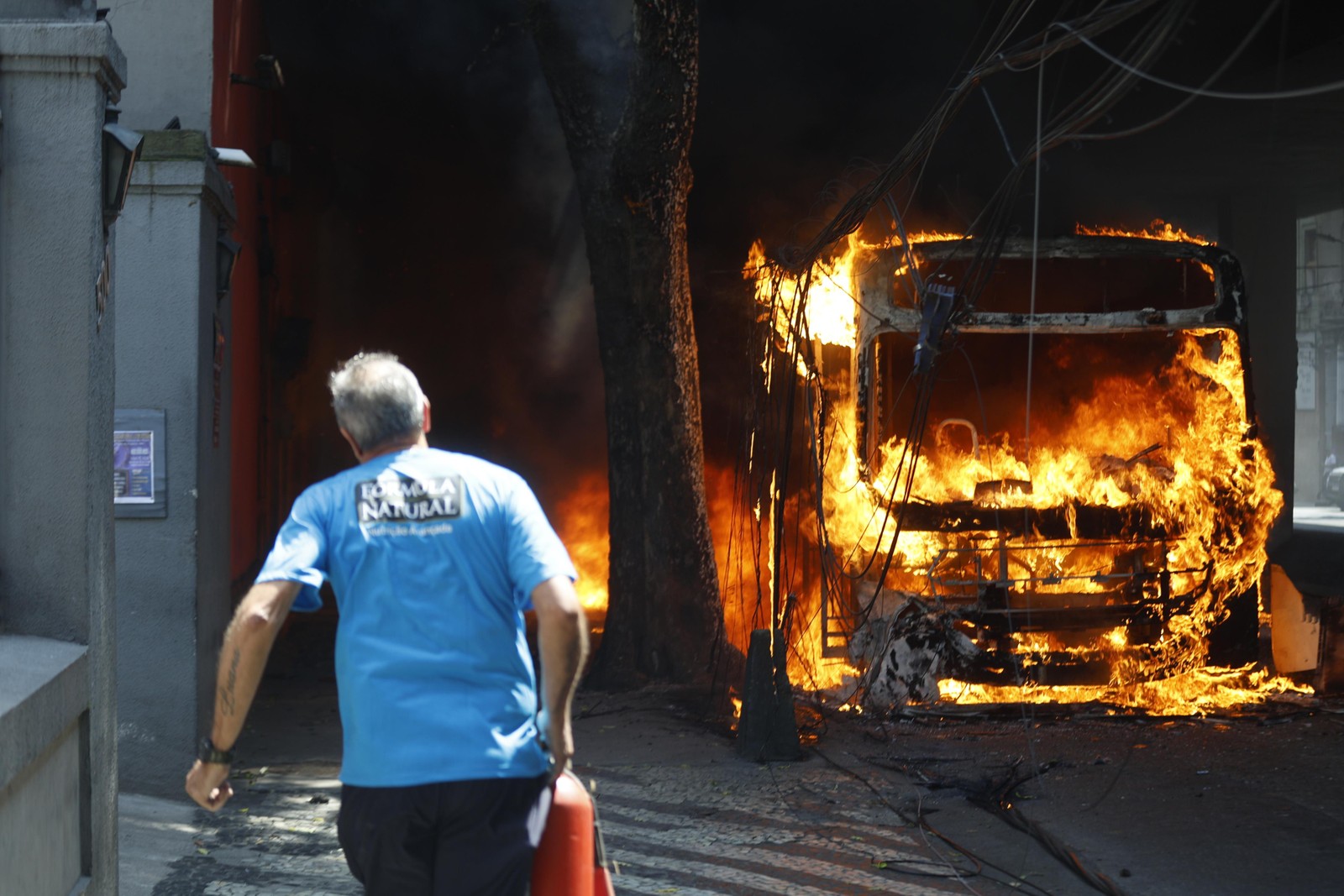 Chefe do tráfico do Morro dos Prazeres é morto pelo Bope em operação nas comunidades da região central para reprimir crimes relacionados a roubos de veículos e tráfico de drogas. Na foto, ônibus pegando fogo na Avenida Paulo de Frontin, acesso ao túnel Rebouças — Foto: Gabriel de Paiva / Agência O Globo