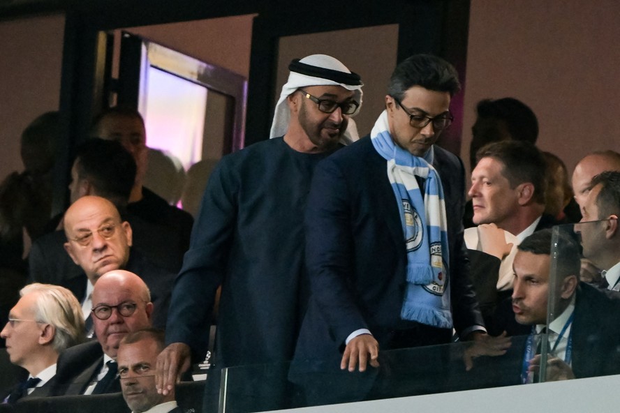 O presidente dos Emirados Árabes Unidos, Sheikh Mohamed bin Zayed al-Nahyan (centro), e o proprietário do Manchester City Sheikh Mansour bin Zayed al-Nahyan (à direita) na final da Champions
