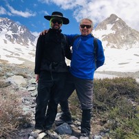 Eduardo Strauch, um dos sobreviventes de tragédia nos Andes, e seu filho Pedro visitam local onde avião caiu em 1972 — Foto: Arquivo Pessoal