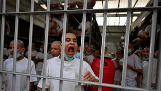 Detentos no maior centro penitenci&aacute;rio da Am&eacute;rica, situado em El Salvador &mdash; Foto: Marvin RECINOS / AFP