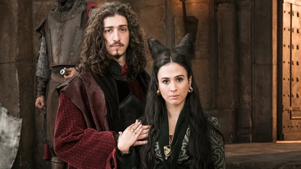 Em Deus Salve o Rei (2018), Tatá Werneck deu vida a falastrona Lucrécia, casada com Rodolfo (Johnny Massaro) — Foto: Divulgação: TV Globo