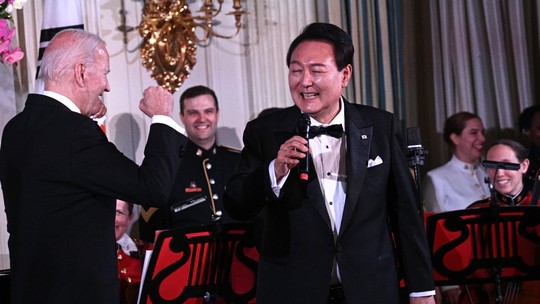 Presidente da Coreia do Sul, Yoon Suk-yeol, surpreende Biden ao cantar na Casa Branca; veja vídeo