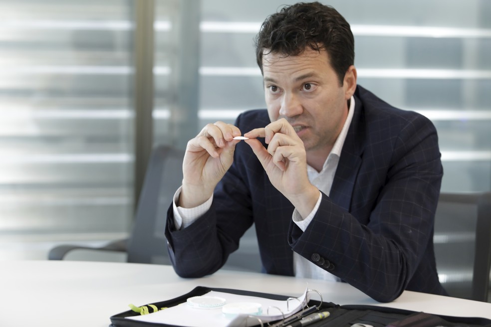 Branko mostra sachê da Zyn, feito para ser colocado entre a gengiva e o lábio — Foto: Marcelo Theobald / Agência O Globo