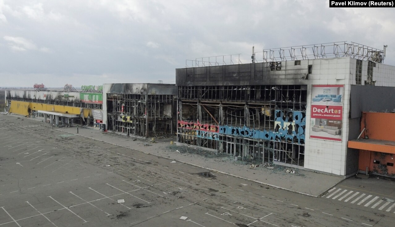 Centro comercial em Mariupol, em abril de 2022, após ser destruído durante os combates nos arredores da cidade — Foto: Pavel Klimov/Reuters