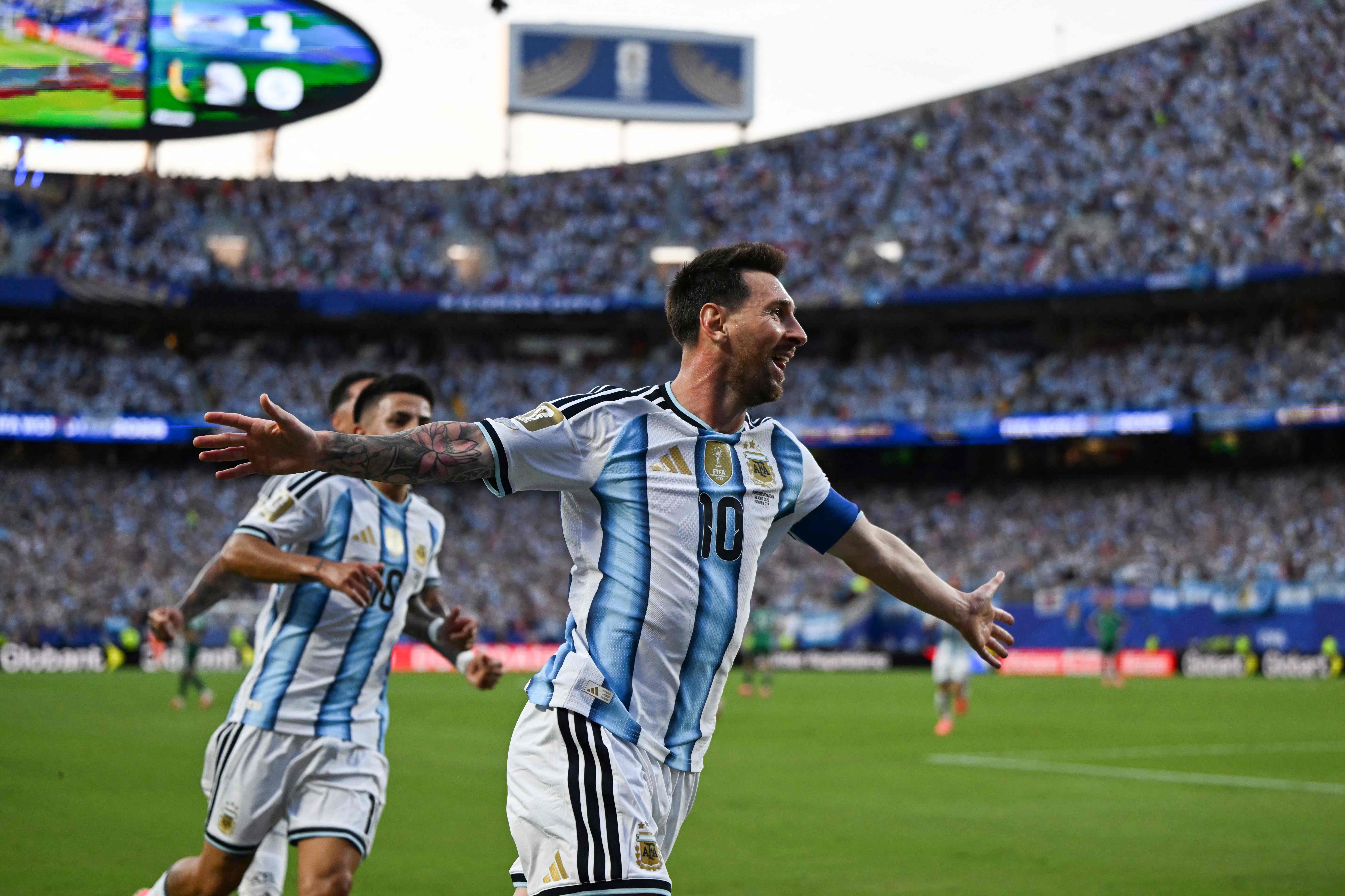 Lionel Messi faz hat-trick, se iguala a Klose e fica a um gol de se tornar o maior artilheiro das Copa