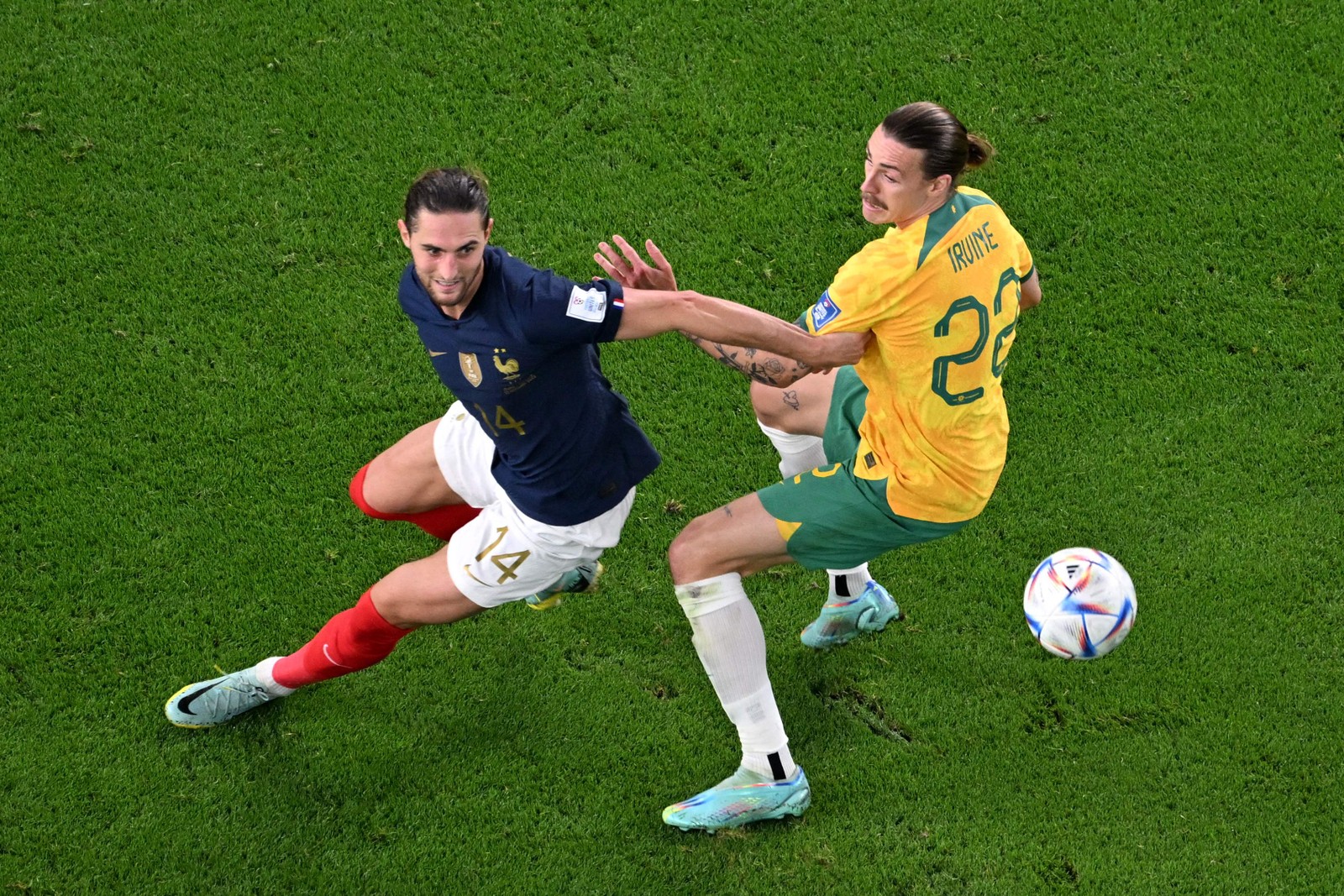 O meio-campista francês Adrien Rabiot e o meio-campista da Austrália Jackson Irvine — Foto: François-Xavier MARIT / AFP