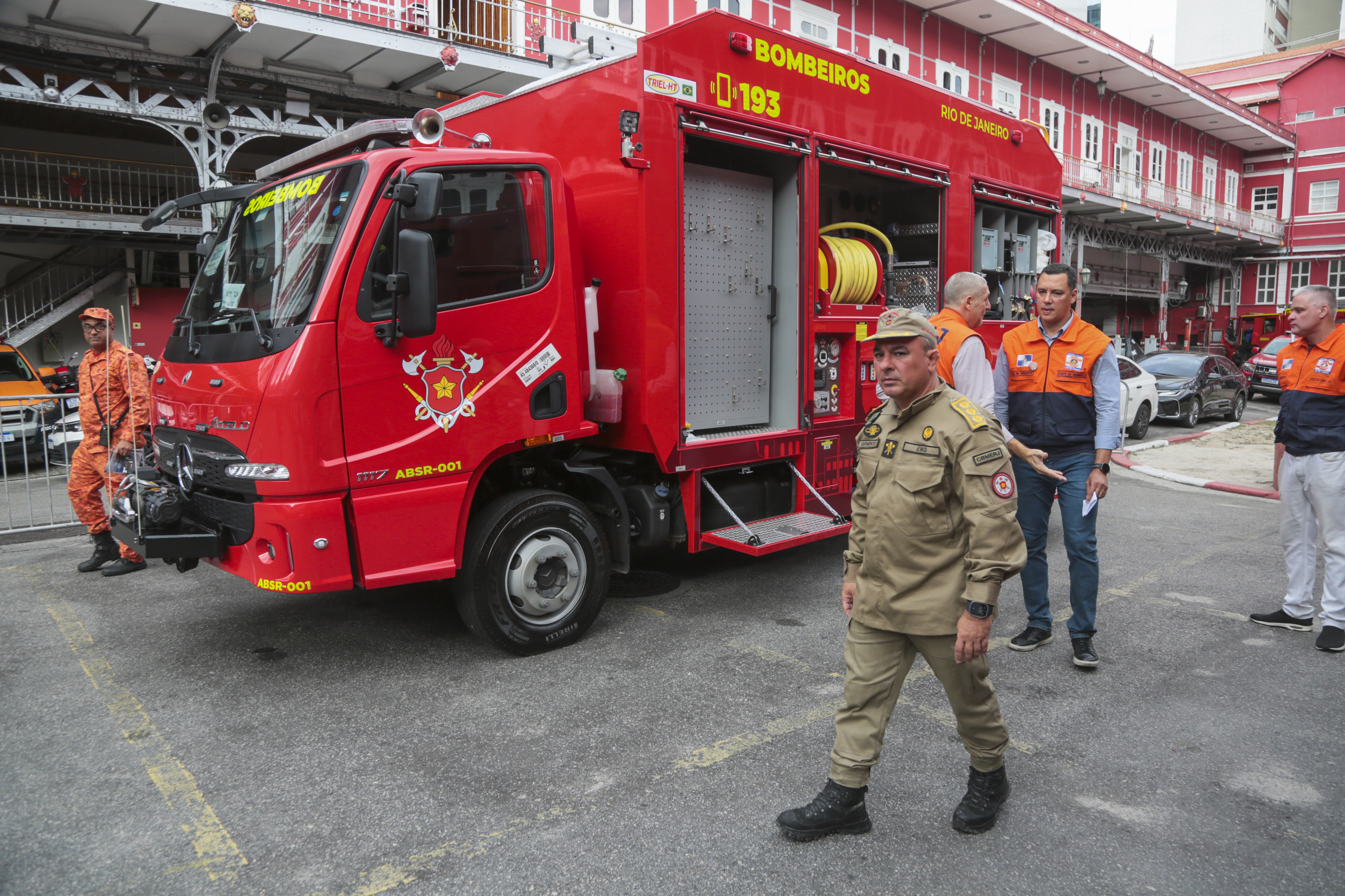 Combate a incêndio, salvamento e resgate: Bombeiros do Rio recebem 25 novas viaturas que reúnem três funções em um veículo