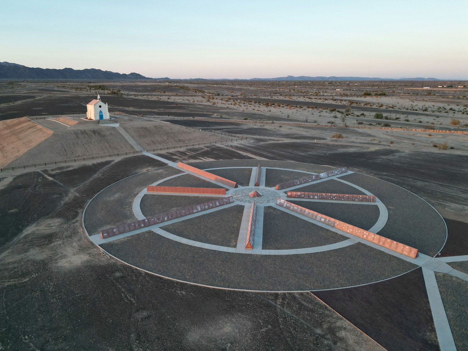 Viagem ao 'centro do mundo' como um povoado de duas pessoas na