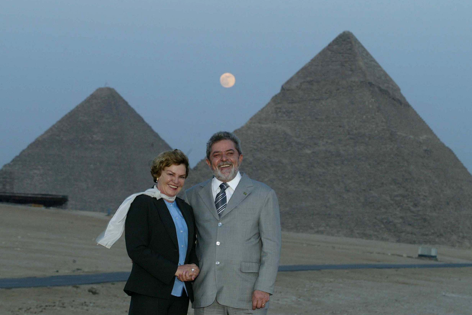 Lula e Dona Marisa durante visita as Pirâmides de Gize na cidade do Cairo, no Egito — Foto: Roberto Stuckert Filho