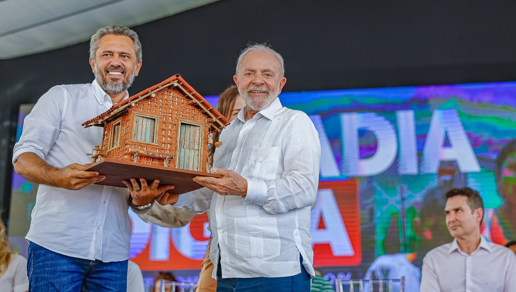 Lula diz que não quer mais governador ou prefeito ruim em evento de entrega de ônibus no Ceará