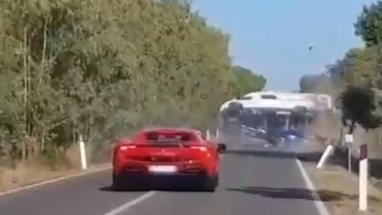 Ferrari se choca com Lamborghini durante 'corrida de luxo' em estrada da Sardenha e faz van capotar; veja vídeo