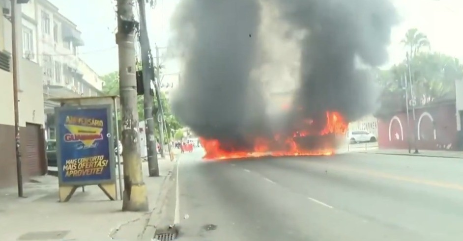 Ônibus é incendiado e atravessado na Avenida Monsenhor Félix, em Irajá; trânsito interditado nos dois sentidos