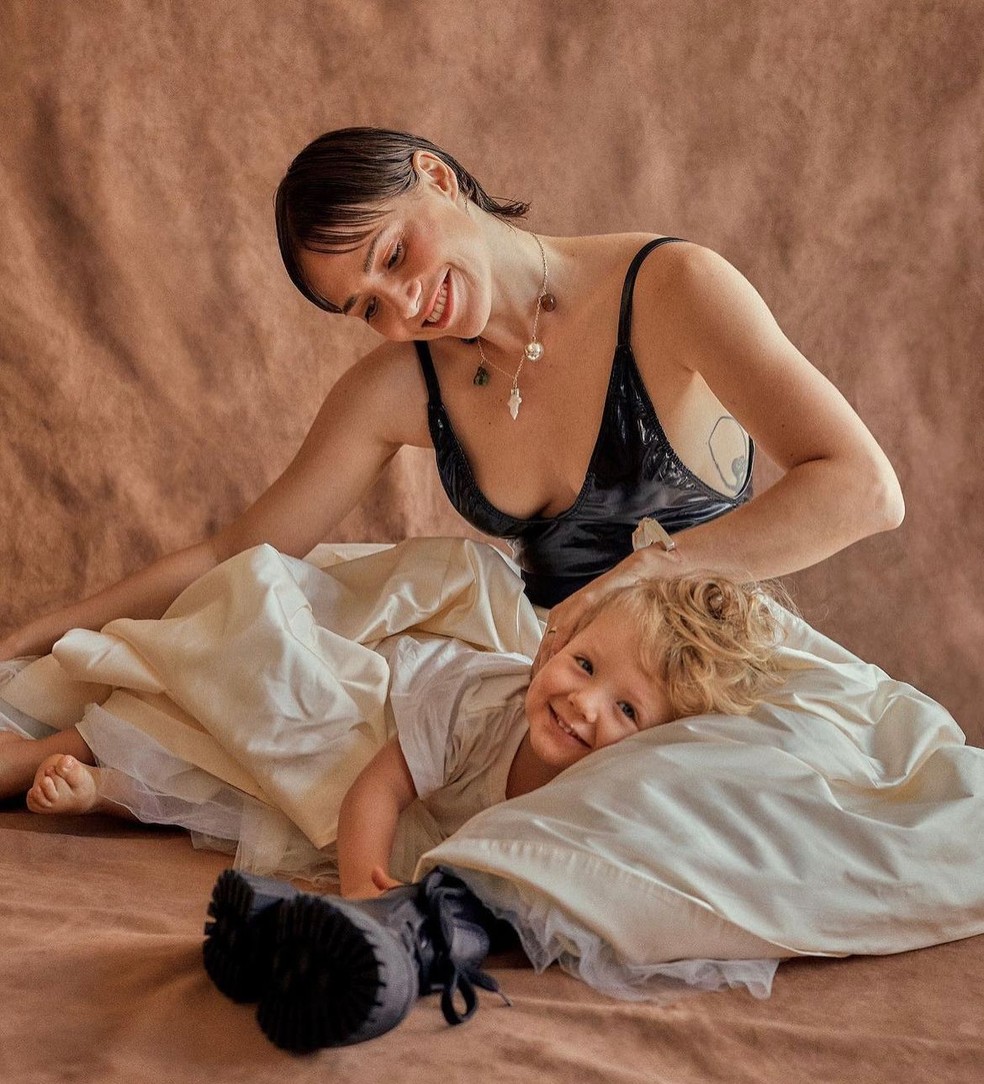Leticia Colin e o filho Uri — Foto: Bel Corção