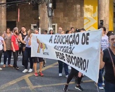 Profissionais da educação fazem greve e protestam no Centro de Niterói