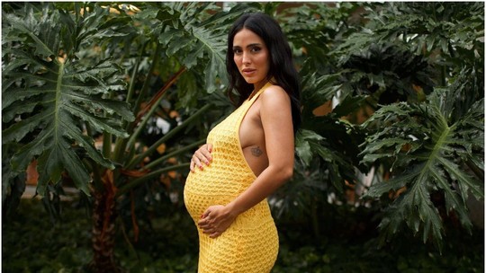 Jade Seba usa vestido de tricô e evidencia barrigão da 2ª gravidez
