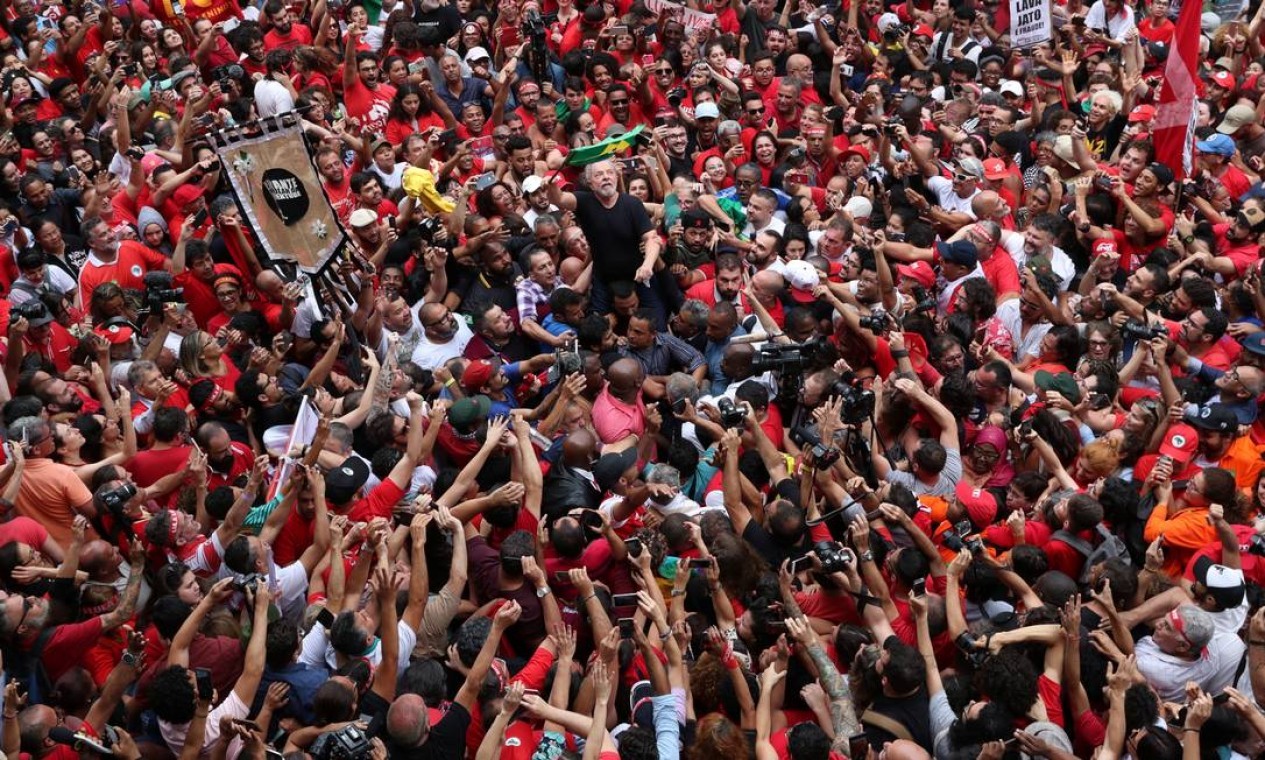 Lula é carregado por apoiadores após sair da prisão e discursar em São Bernardo do Campo — Foto: AMANDA PEROBELLI / REUTERS