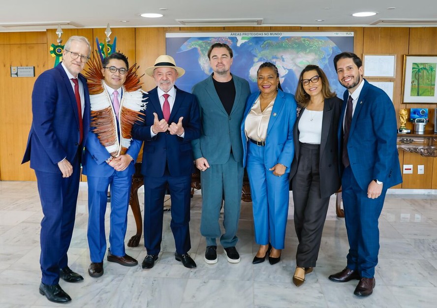 Leonardo DiCaprio em agenda com Lula, Janja, os ministros Eloy Terena, Margareth Menezes e João Capobianco e o secretário executivo do Ministério da Cultura Marcio Tavares