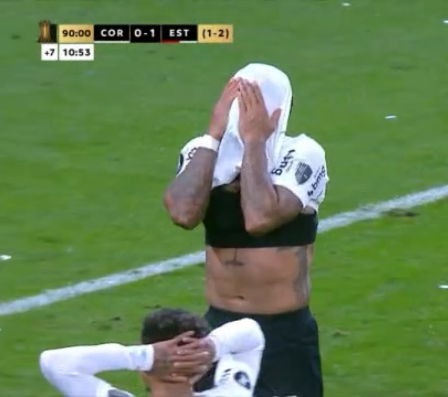 Web não perdoa e provoca Depay após isolar pênalti em eliminação do Corinthians na Libertadores: 'Não dá para tankar'