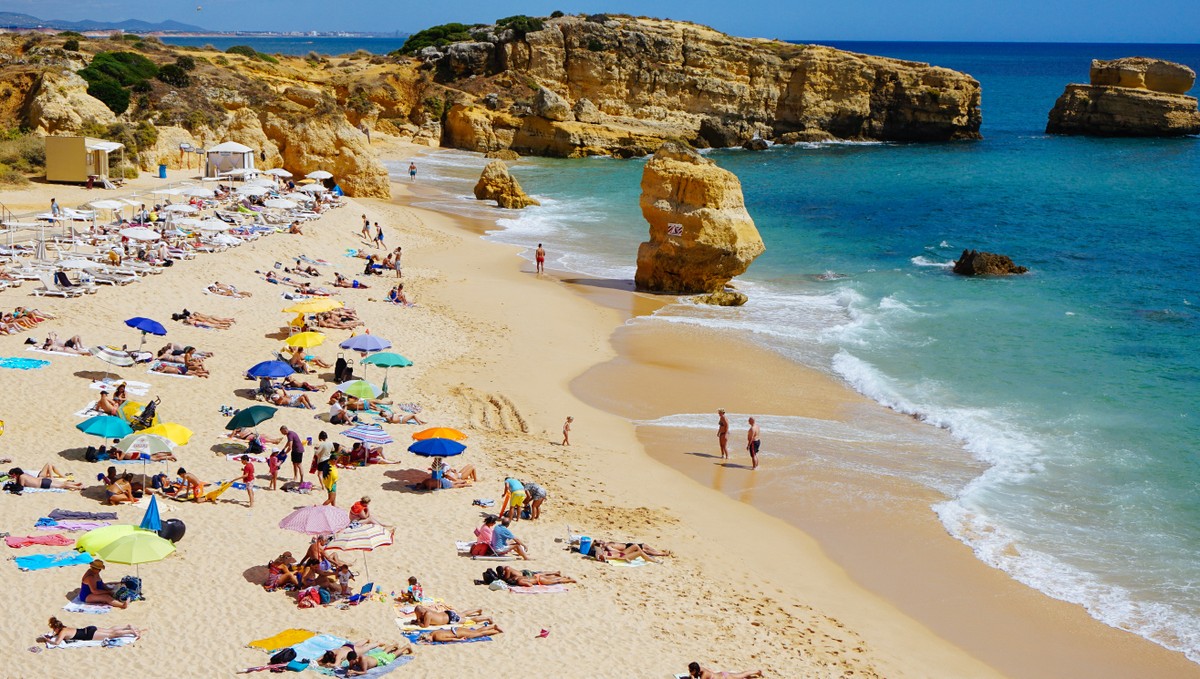 Brazilian Workers Hold the Edge in Algarve's Job Market, Says Tourism Leader